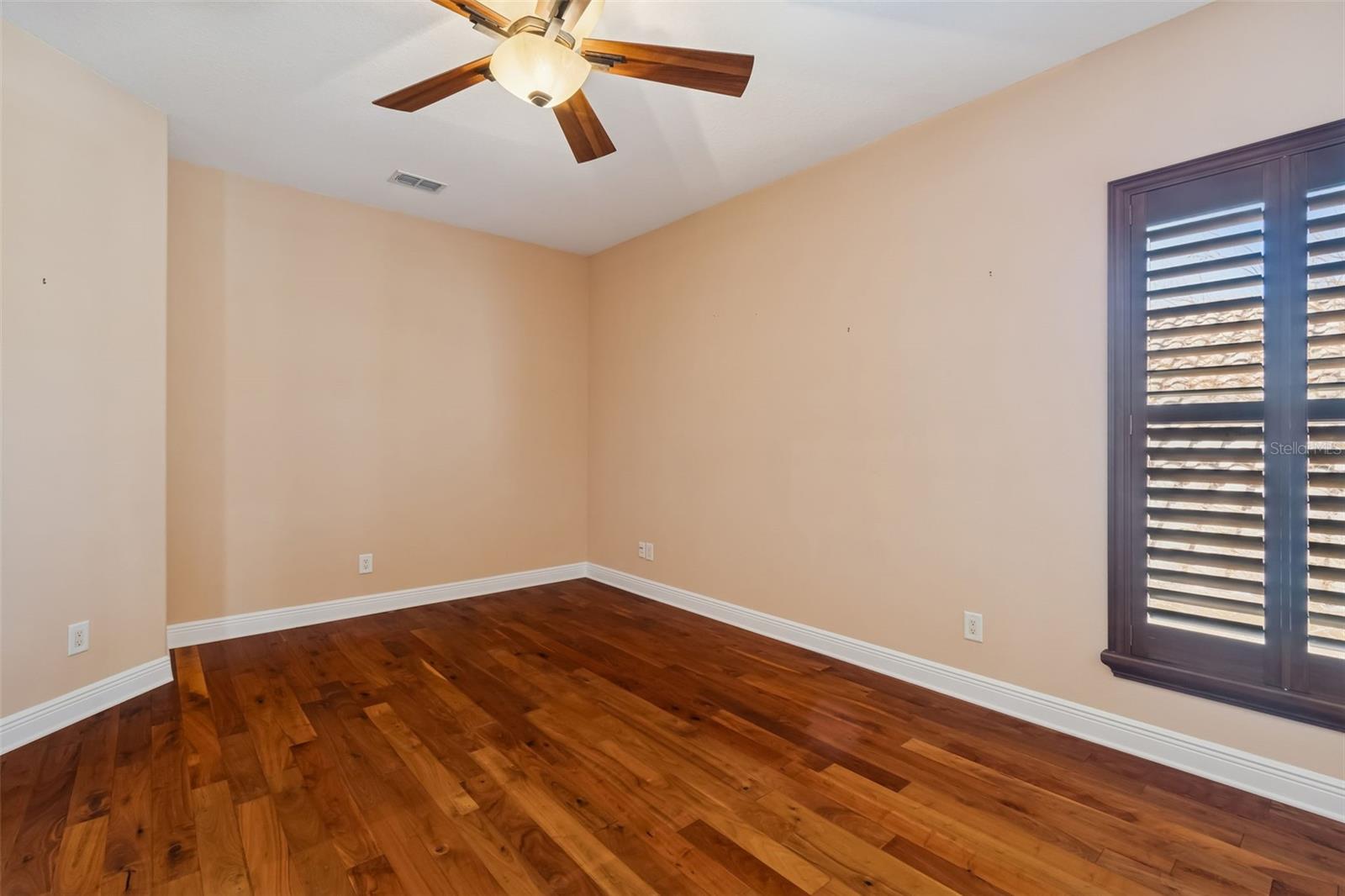 Listing photo id 77 for 2630 Grand Lakeside Drive