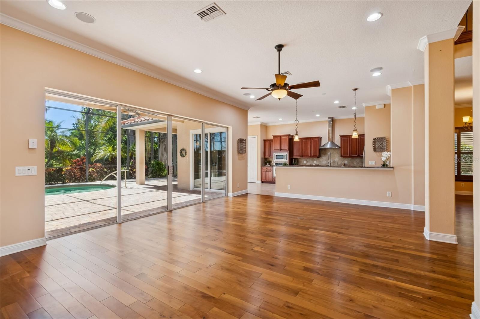 Listing photo id 6 for 2630 Grand Lakeside Drive