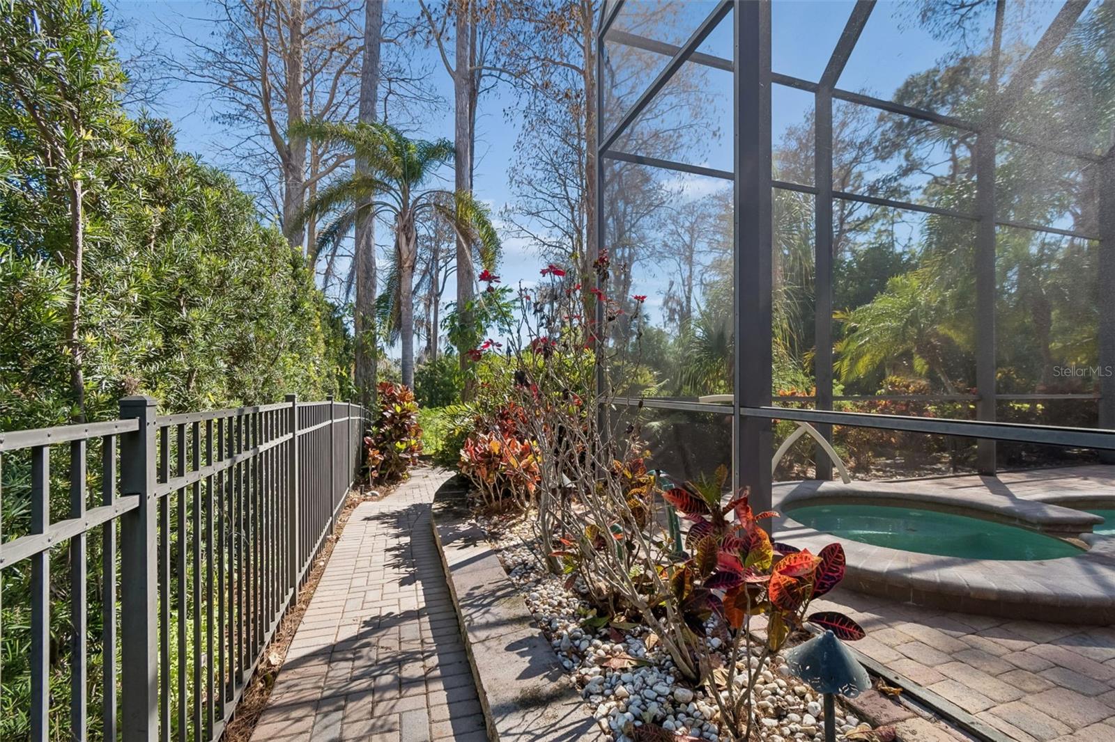 Listing photo id 80 for 2630 Grand Lakeside Drive