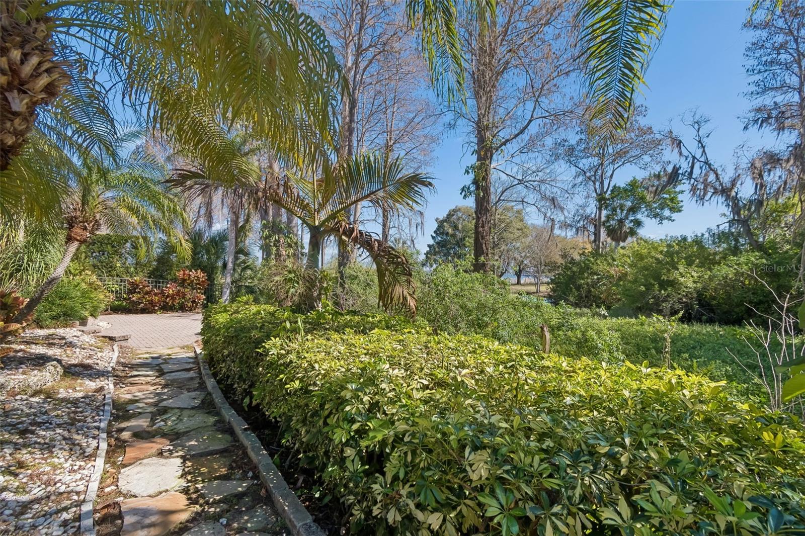 Listing photo id 81 for 2630 Grand Lakeside Drive