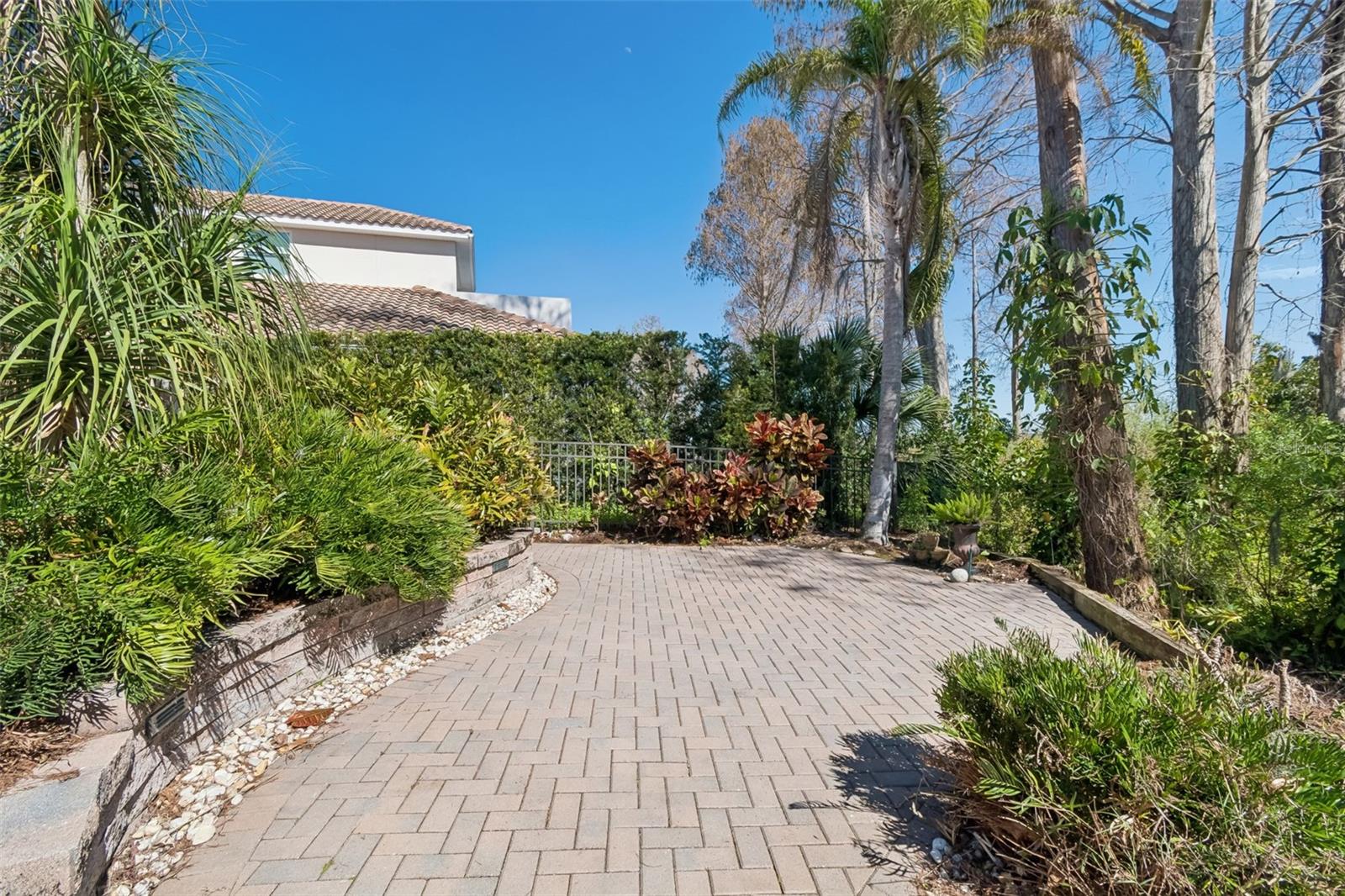 Listing photo id 86 for 2630 Grand Lakeside Drive