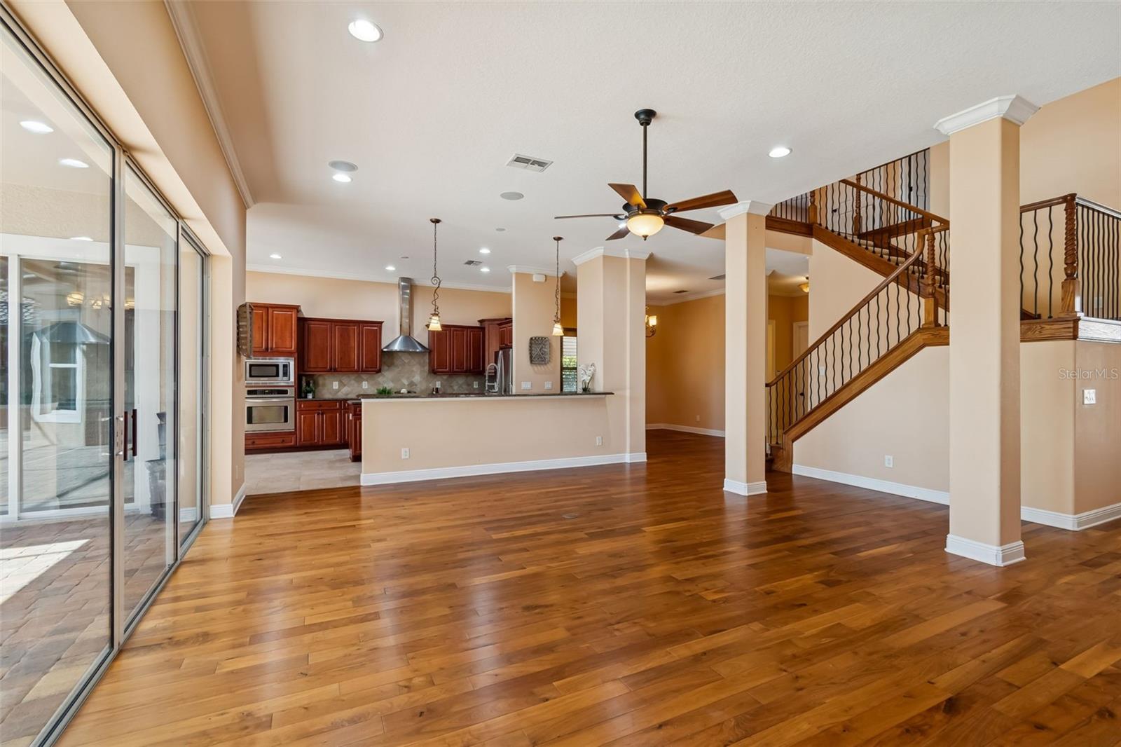 Listing photo id 7 for 2630 Grand Lakeside Drive