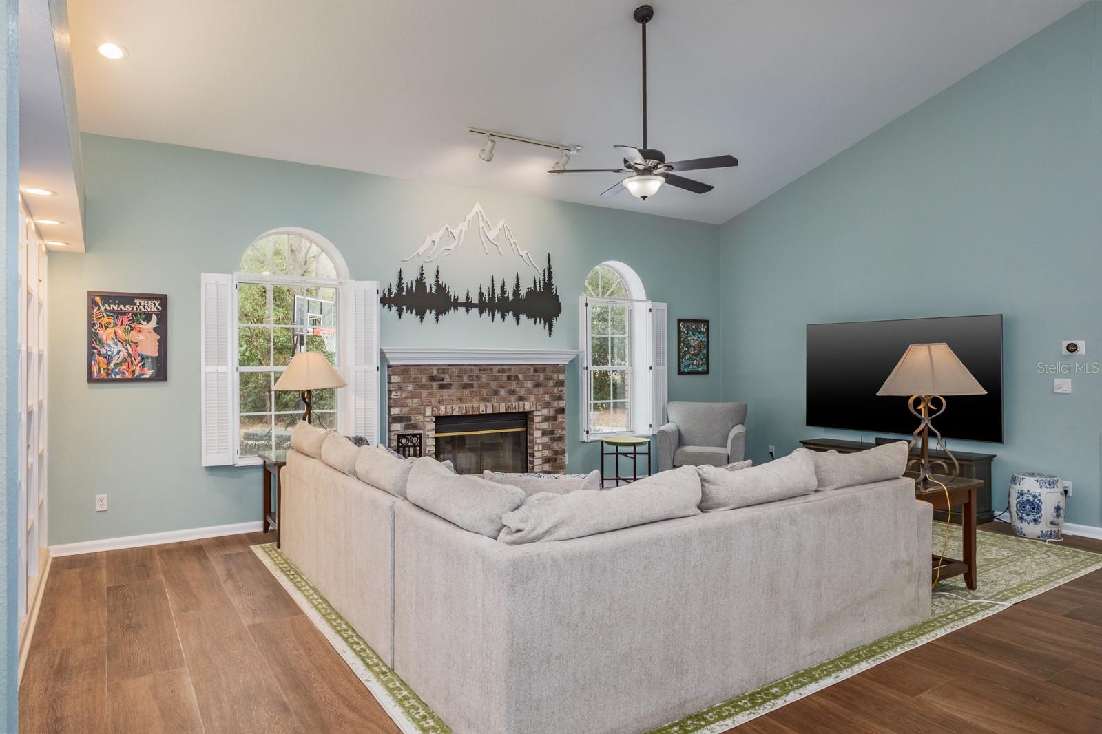 Image 20 of 90 For 110 Woodglen Court