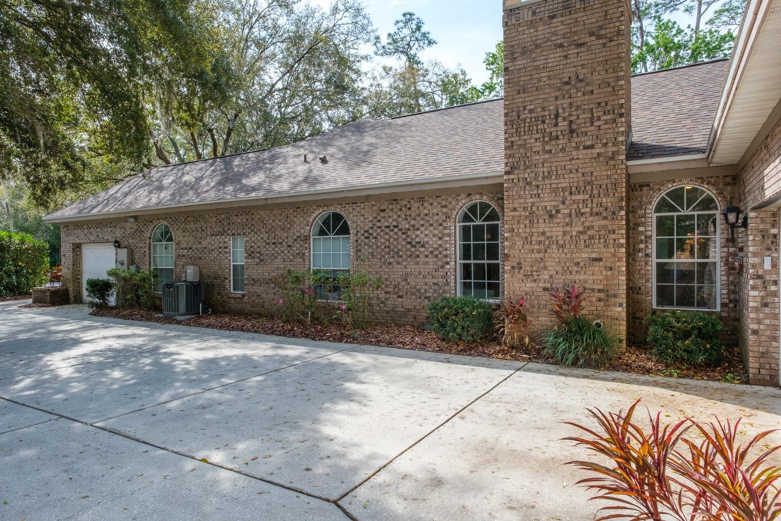 Image 5 of 90 For 110 Woodglen Court