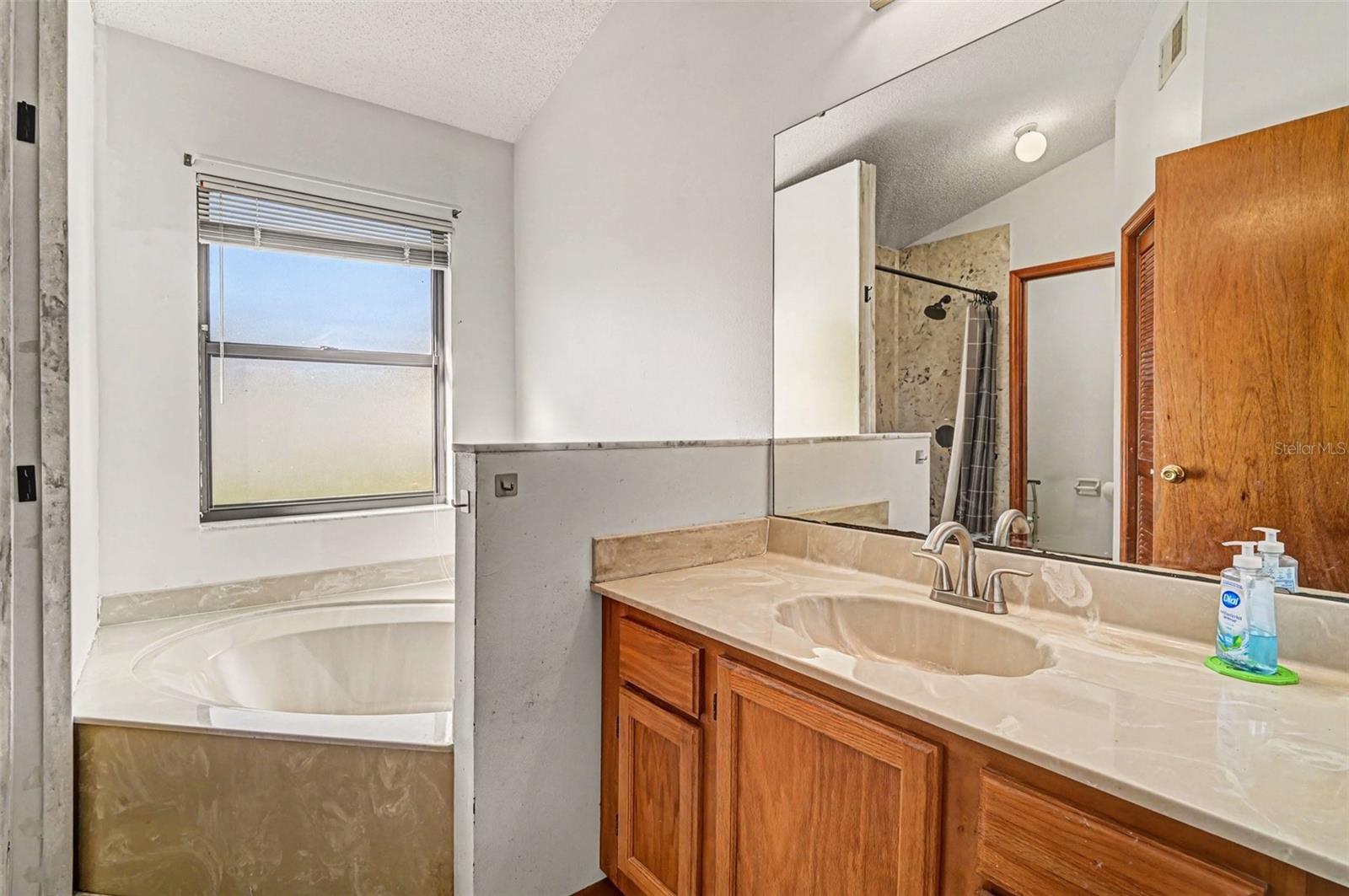 Image 18 of 43 For 1014 Cox Court