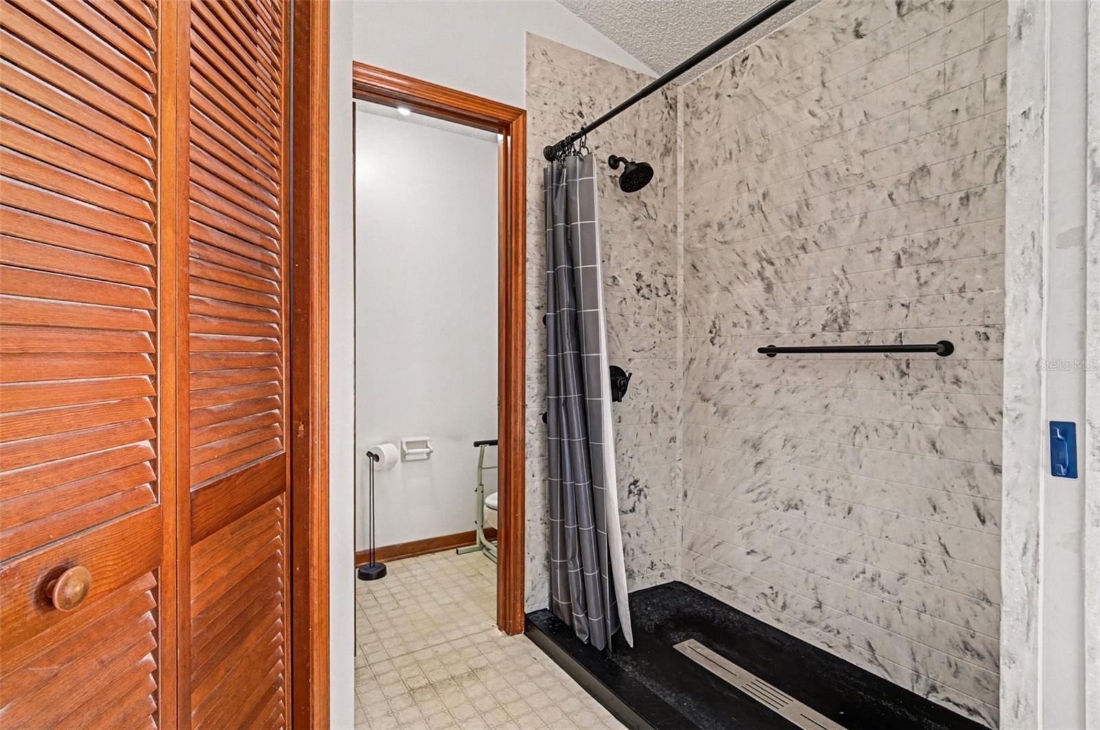 Image 19 of 43 For 1014 Cox Court