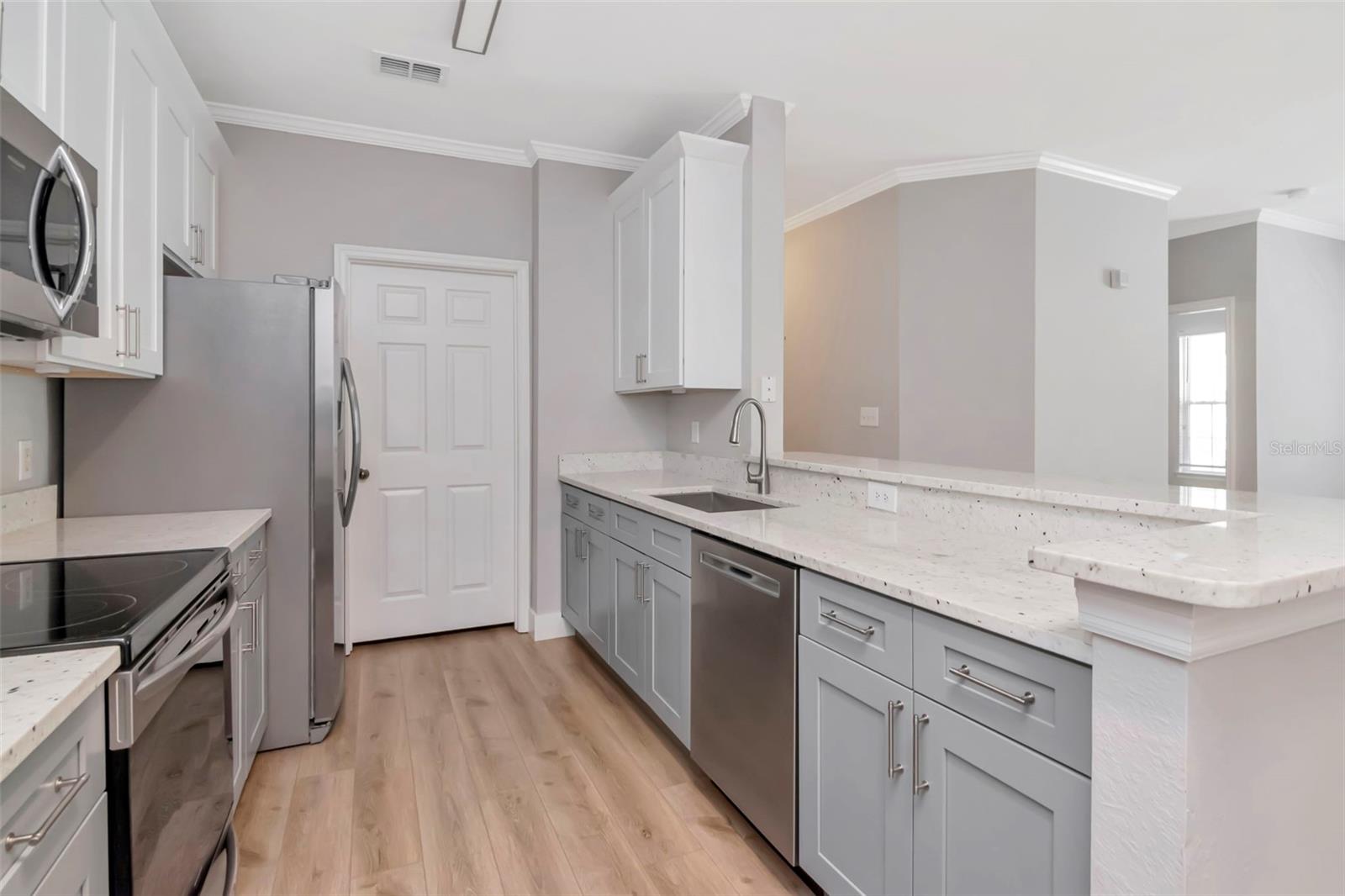 Listing photo id 8 for 9916 Courtney Palms Boulevard 103