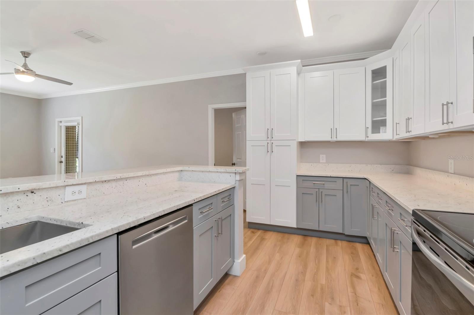 Listing photo id 9 for 9916 Courtney Palms Boulevard 103