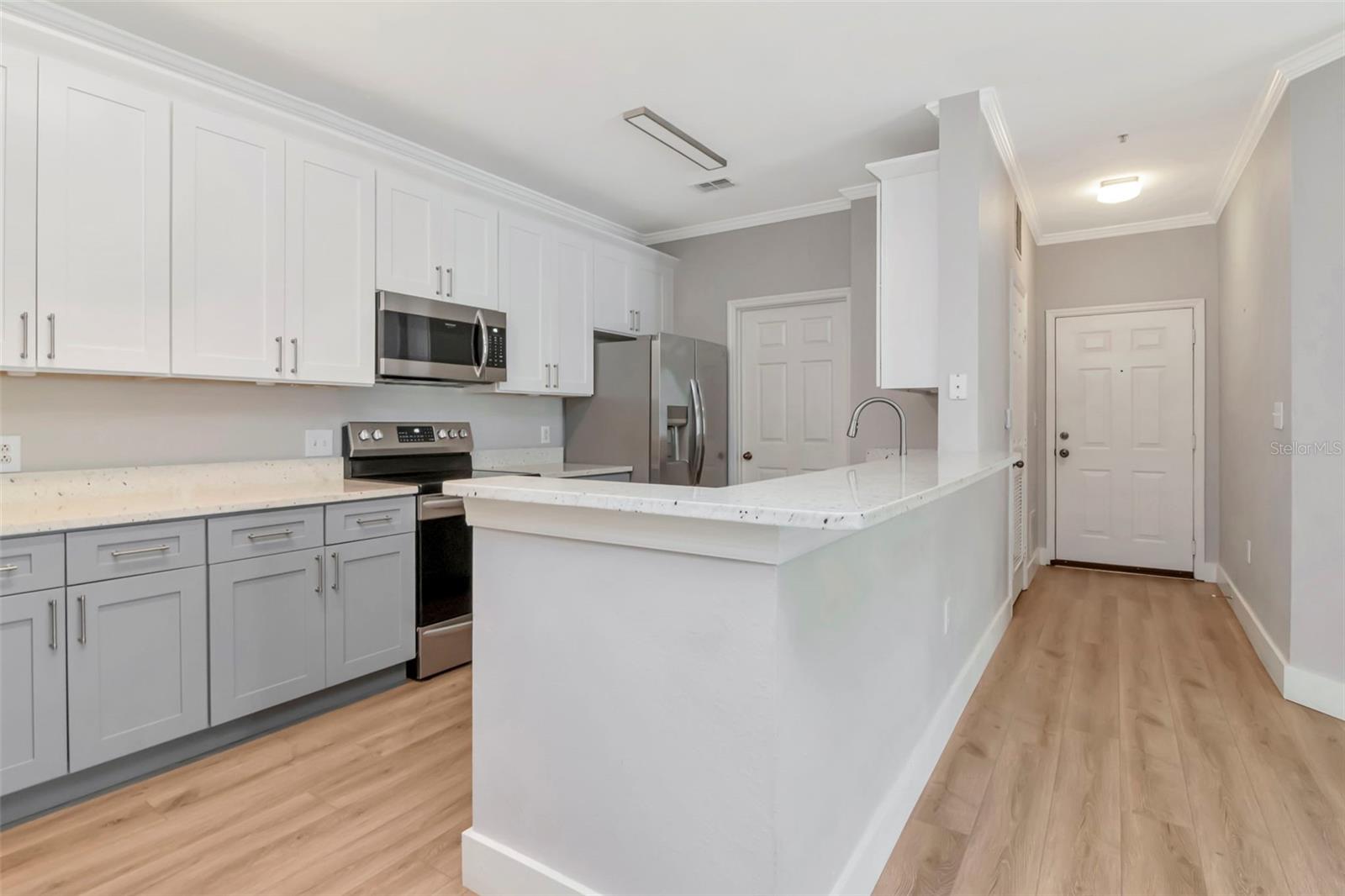 Listing photo id 11 for 9916 Courtney Palms Boulevard 103