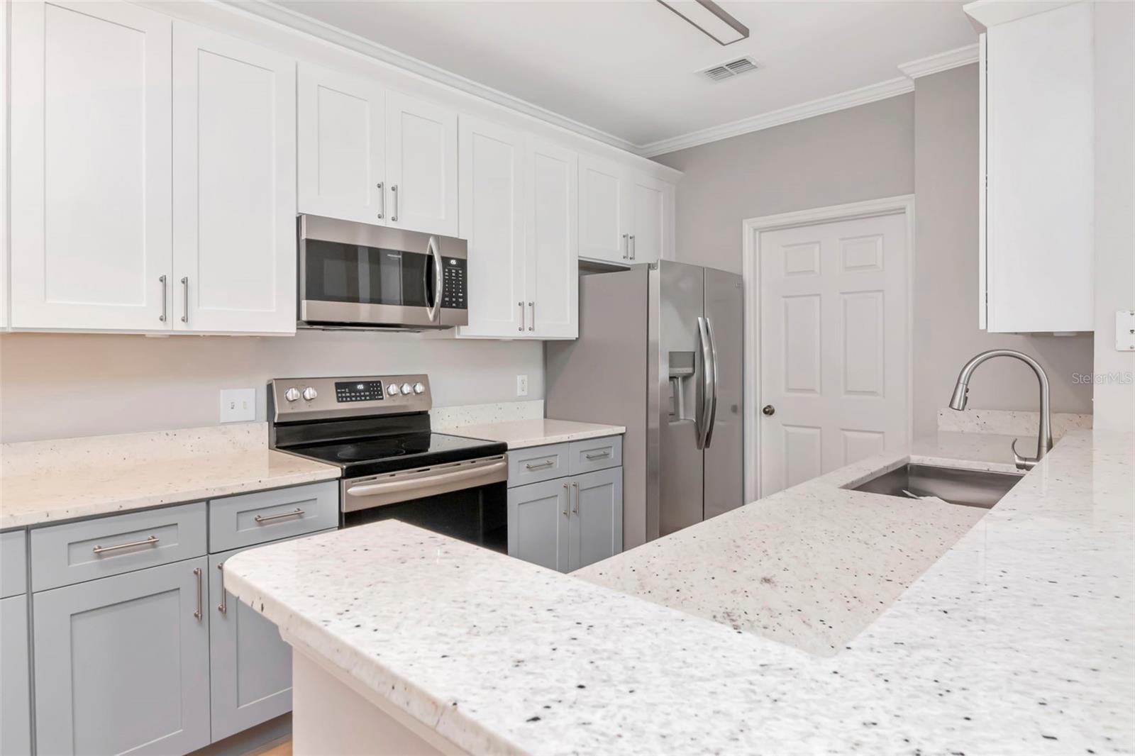 Listing photo id 12 for 9916 Courtney Palms Boulevard 103