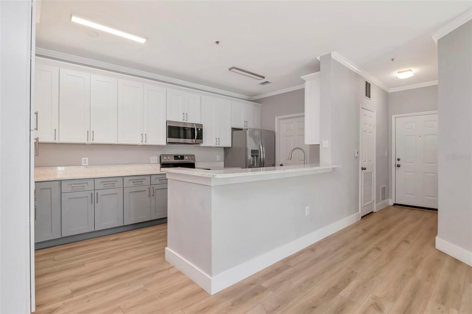 Listing photo id 3 for 9916 Courtney Palms Boulevard 103