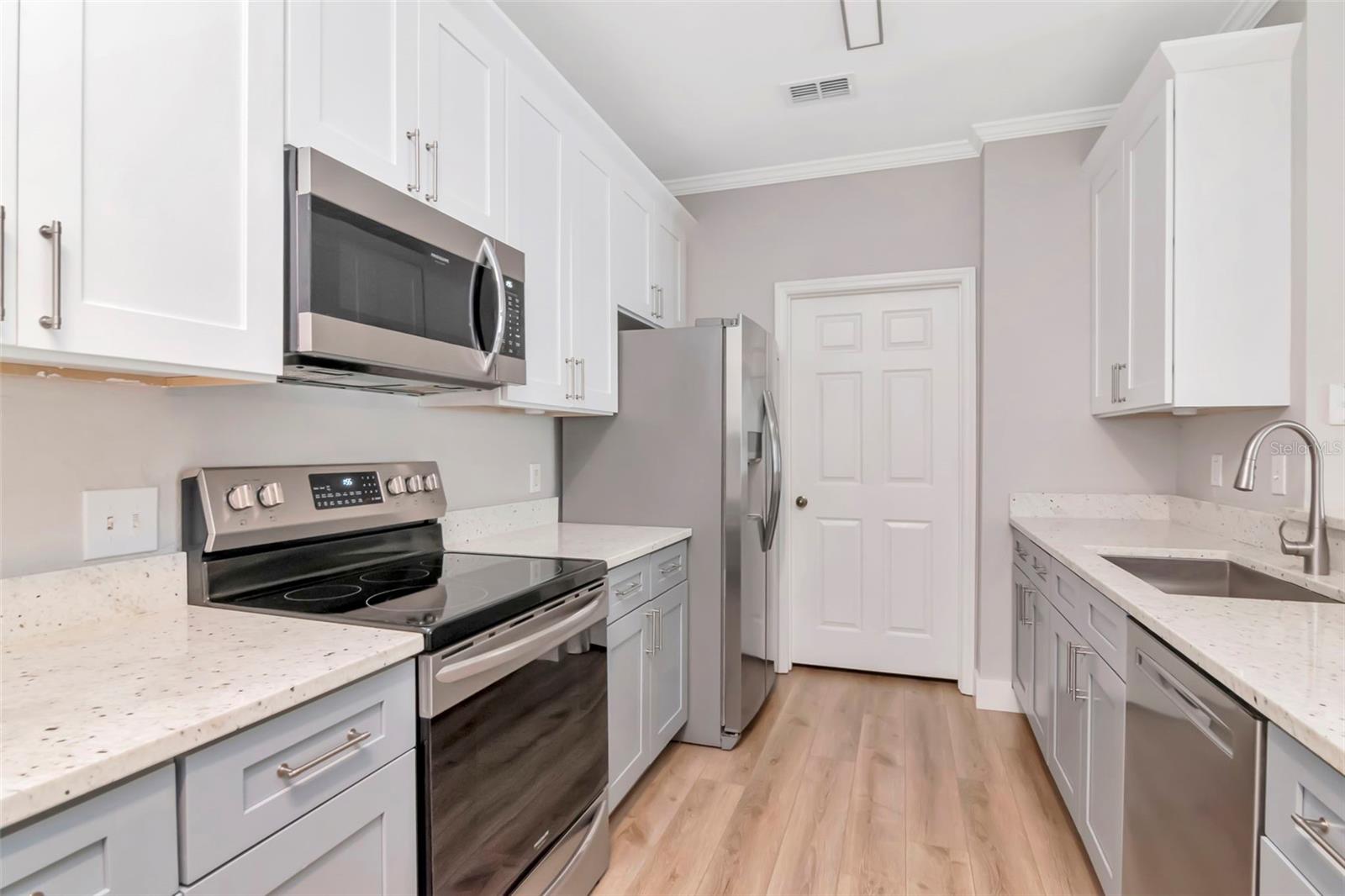 Listing photo id 7 for 9916 Courtney Palms Boulevard 103