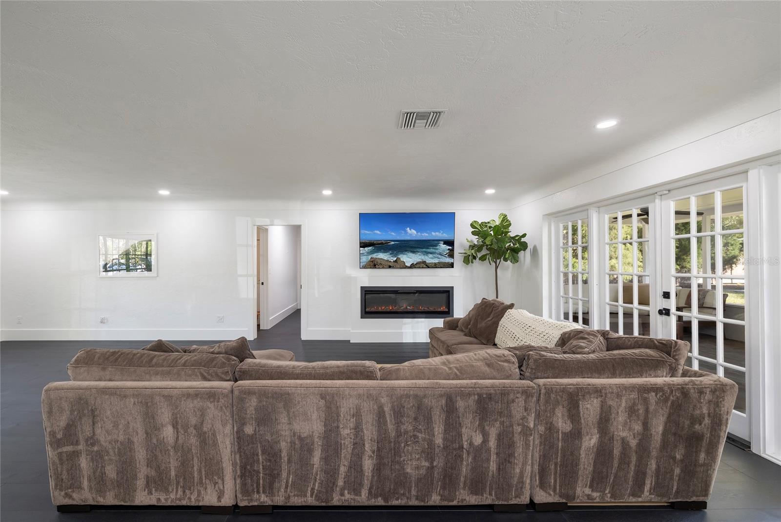 Image 16 of 81 For 1433 Park Street N