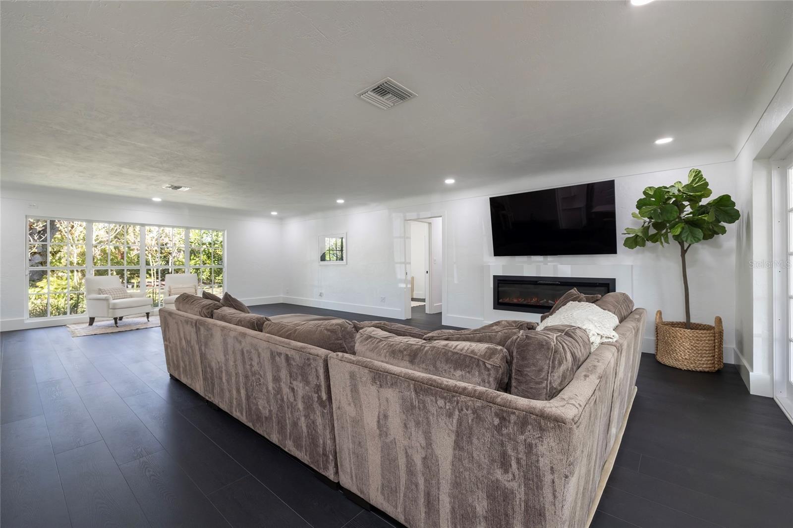 Image 17 of 81 For 1433 Park Street N