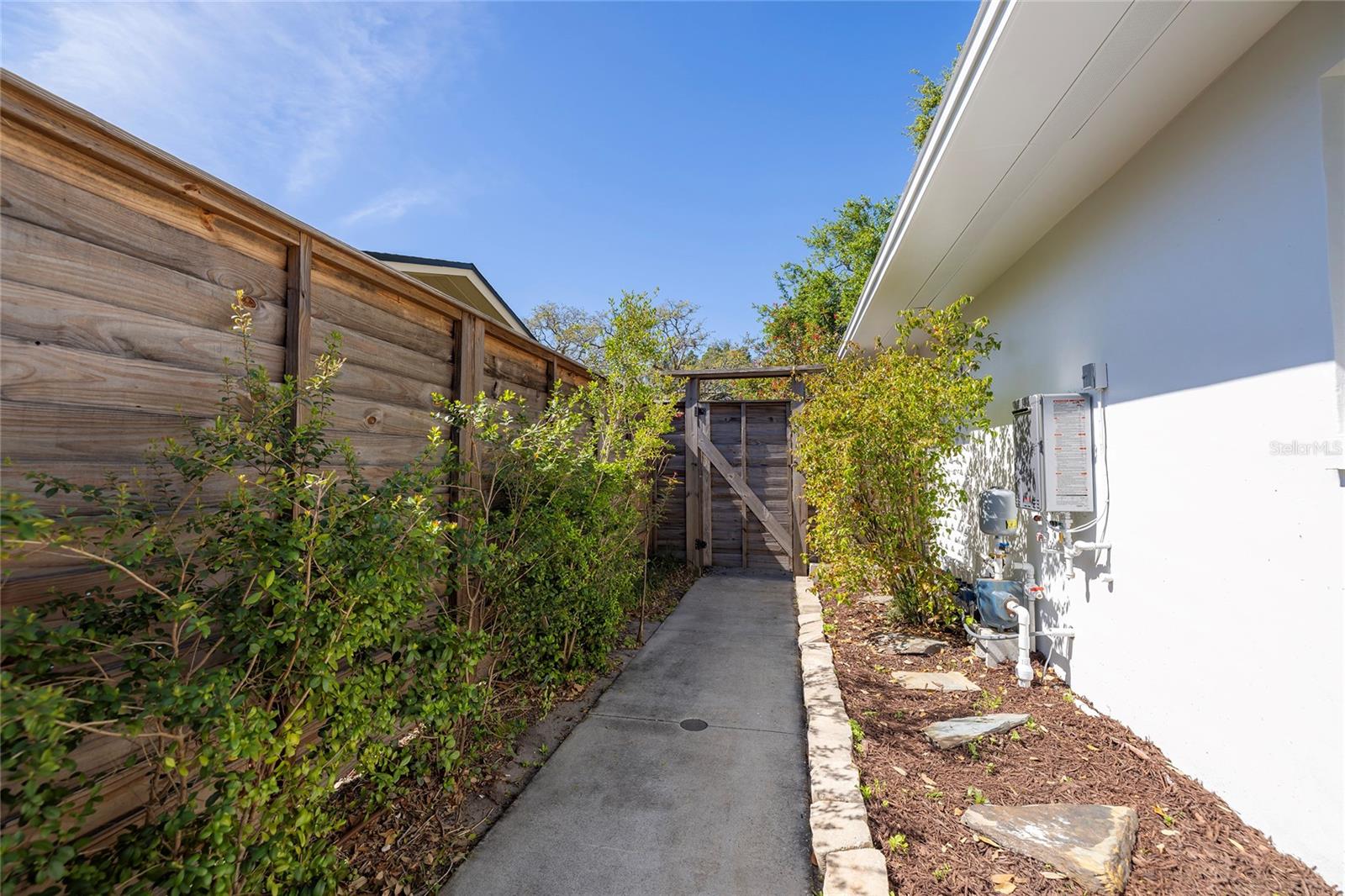 Image 50 of 81 For 1433 Park Street N