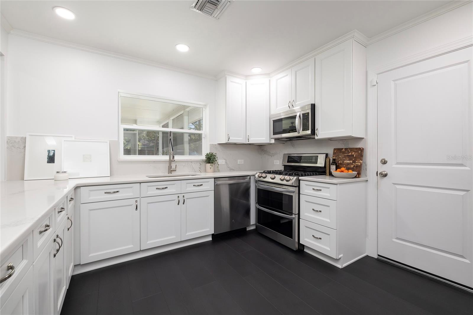 Image 7 of 81 For 1433 Park Street N