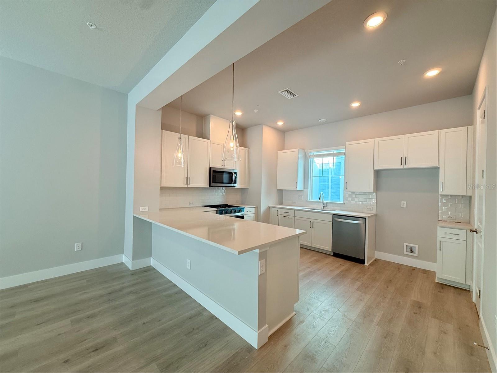 Listing photo id 4 for 490 31st Way N