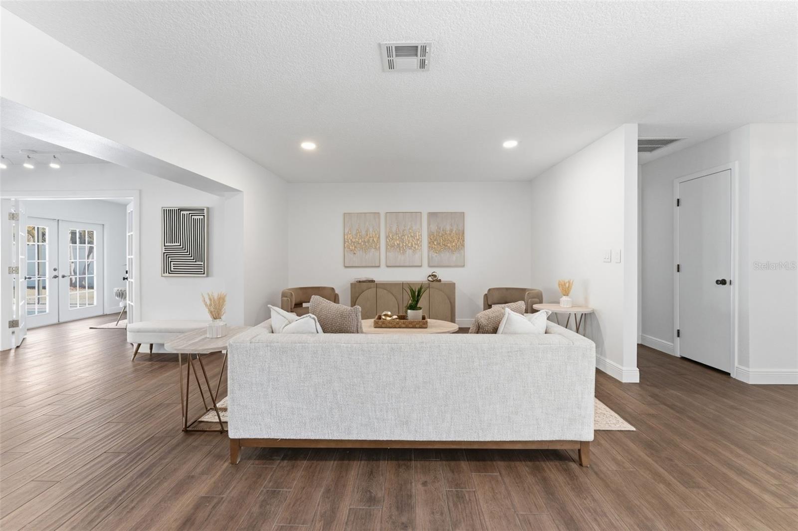 Image 4 of 46 For 2654 Clubhouse Drive N