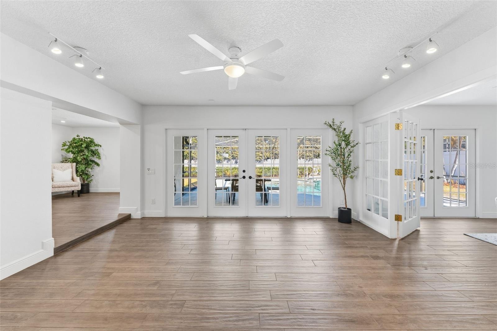 Image 6 of 46 For 2654 Clubhouse Drive N