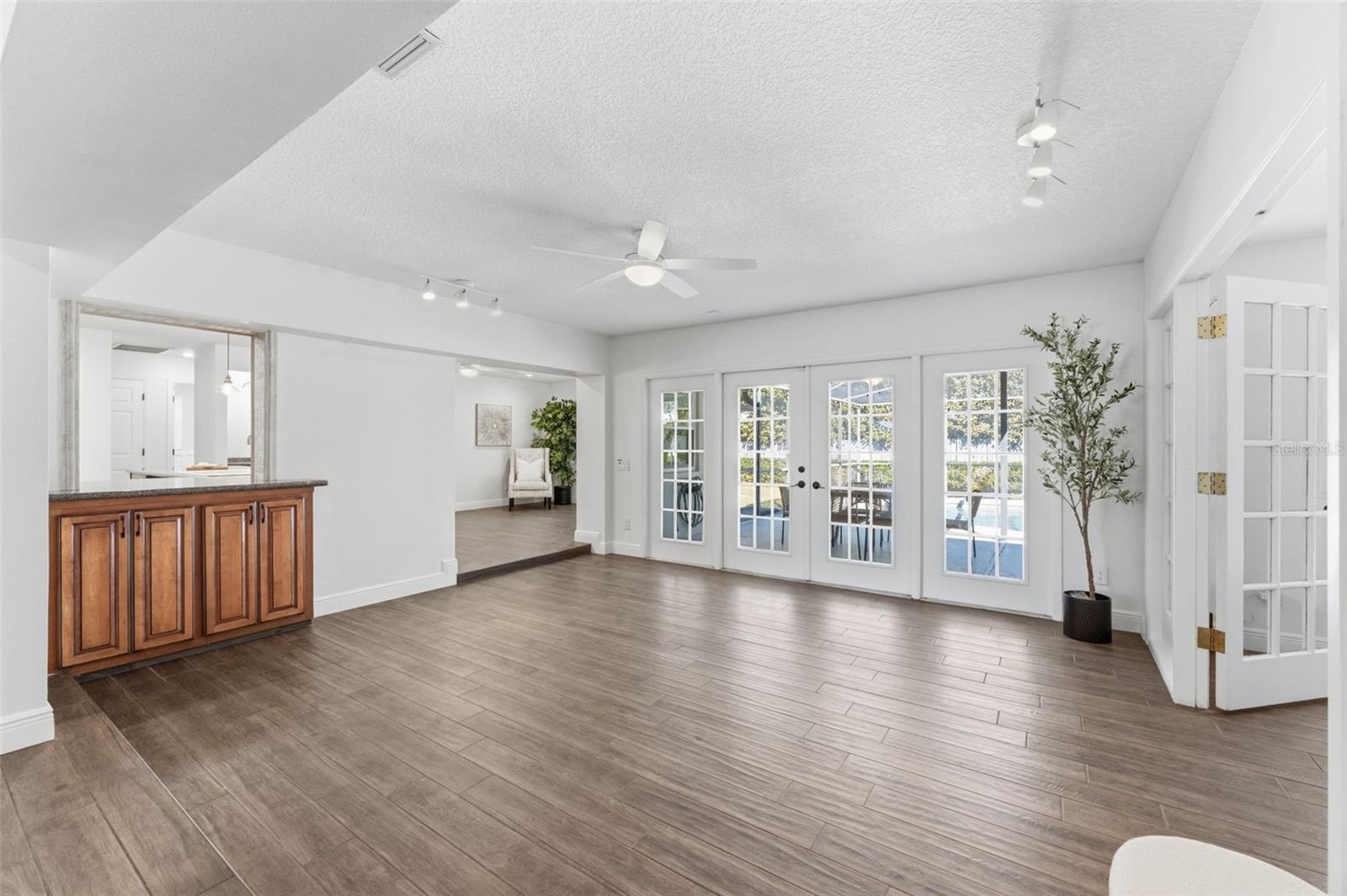 Image 7 of 46 For 2654 Clubhouse Drive N