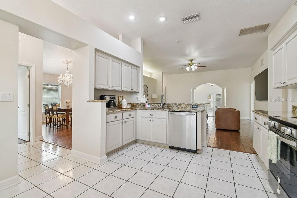 Listing photo id 8 for 627 Tuscanny Street