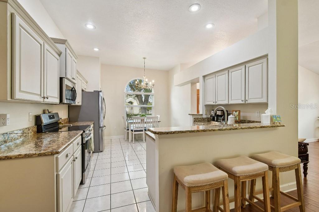 Listing photo id 11 for 627 Tuscanny Street