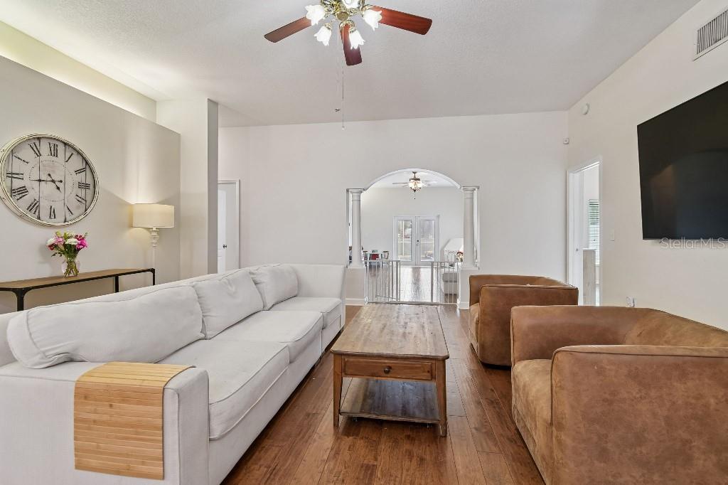 Listing photo id 13 for 627 Tuscanny Street