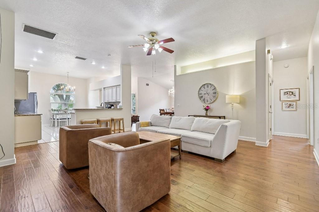 Listing photo id 14 for 627 Tuscanny Street