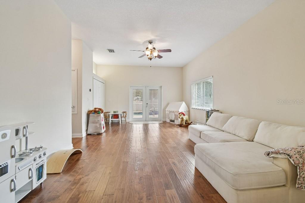 Listing photo id 15 for 627 Tuscanny Street