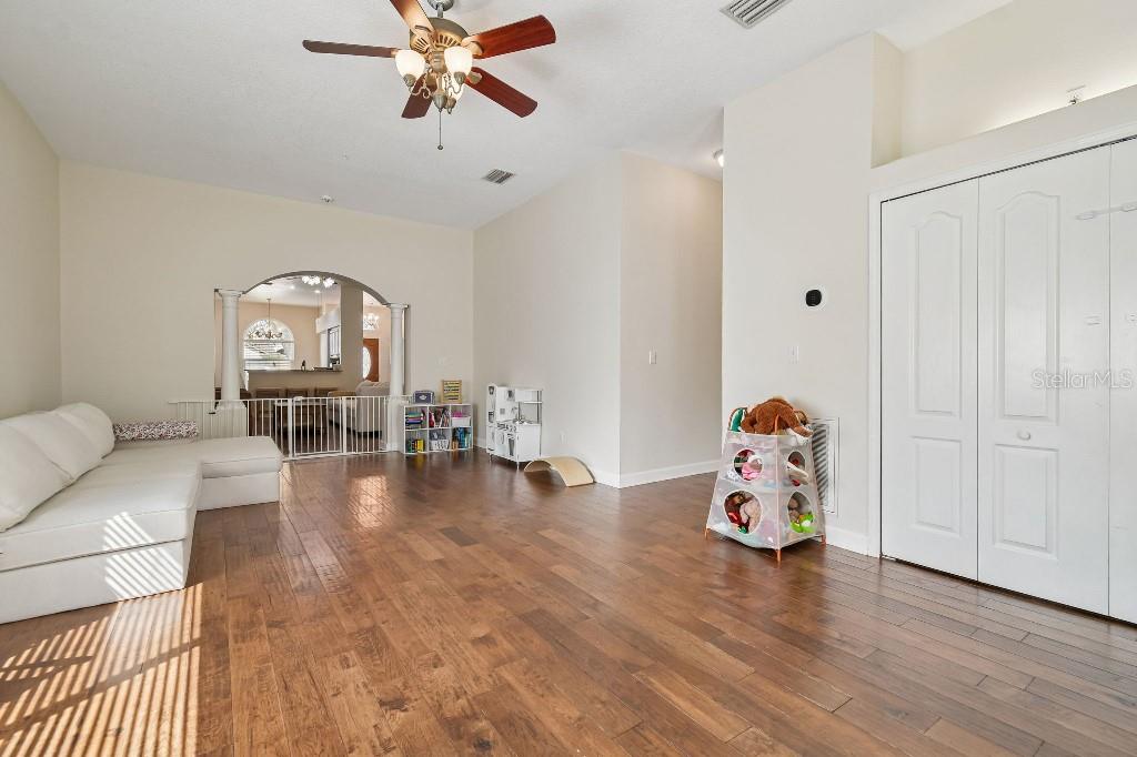 Listing photo id 16 for 627 Tuscanny Street