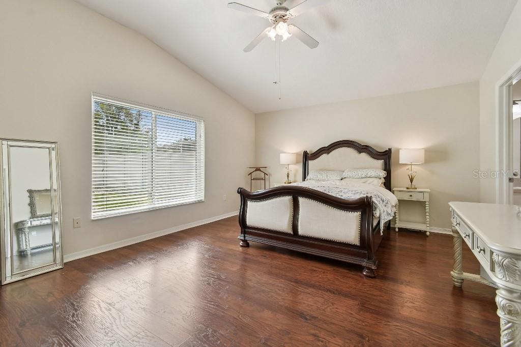 Listing photo id 29 for 627 Tuscanny Street