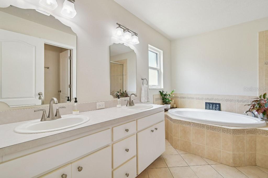 Listing photo id 31 for 627 Tuscanny Street