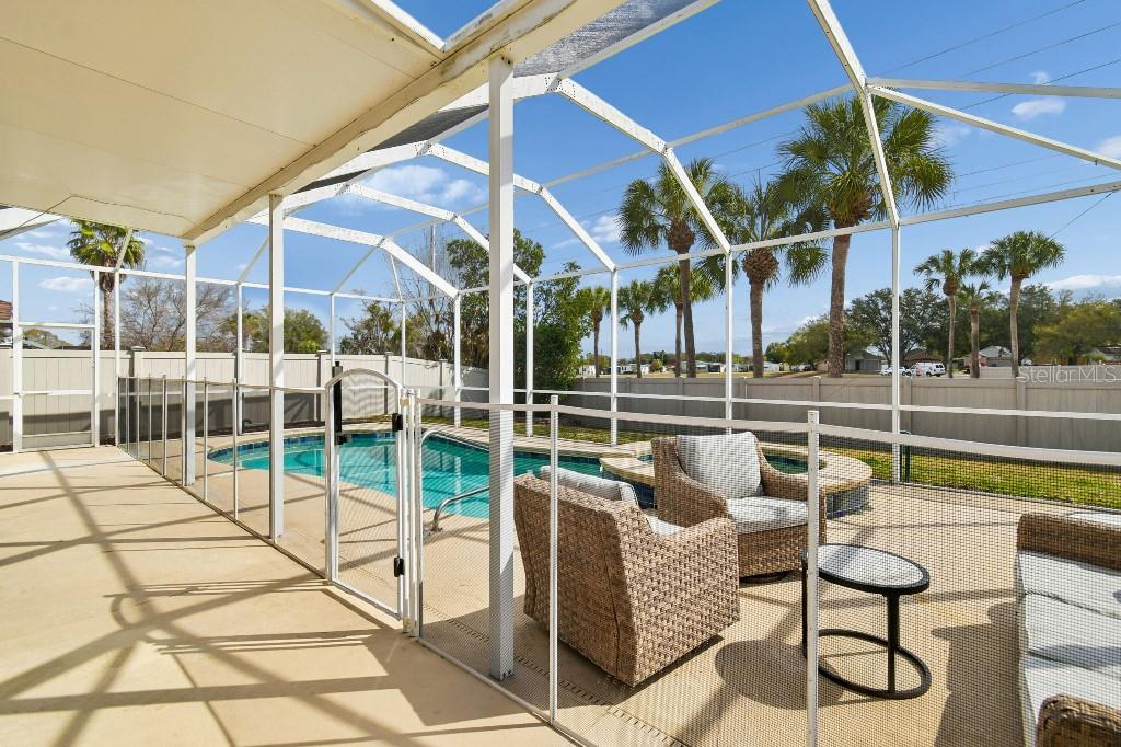 Listing photo id 35 for 627 Tuscanny Street