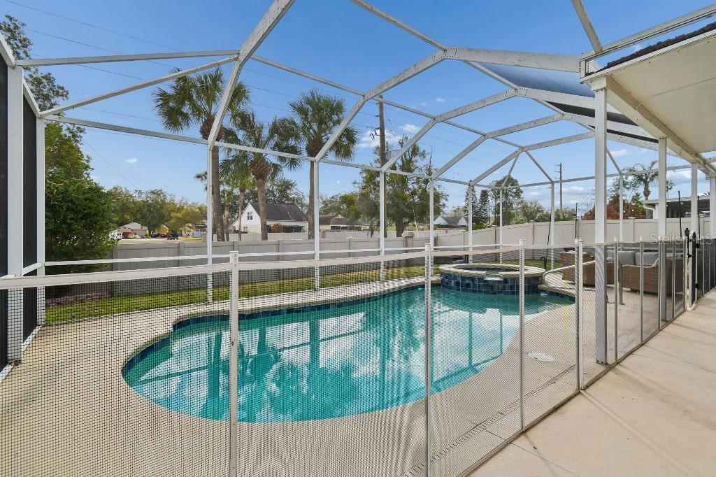 Listing photo id 36 for 627 Tuscanny Street