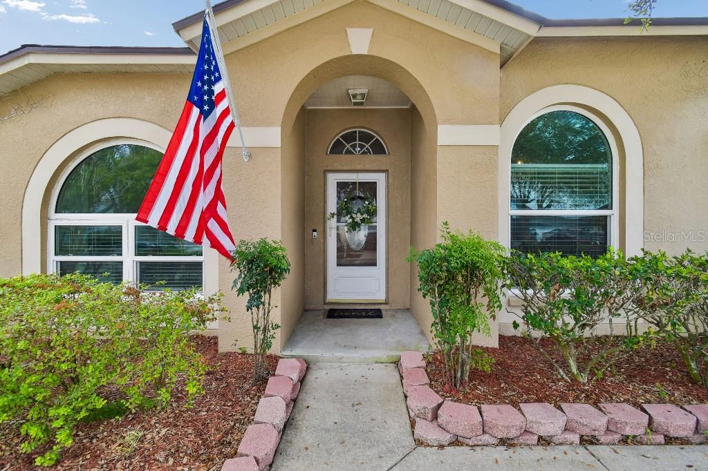 Listing photo id 2 for 627 Tuscanny Street