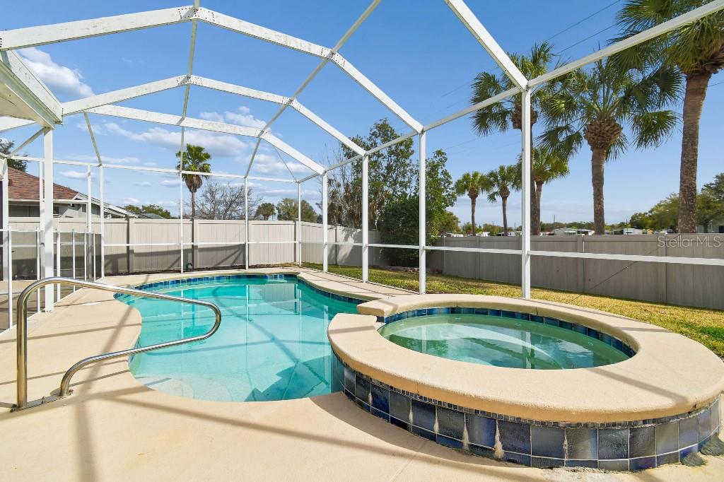 Listing photo id 39 for 627 Tuscanny Street