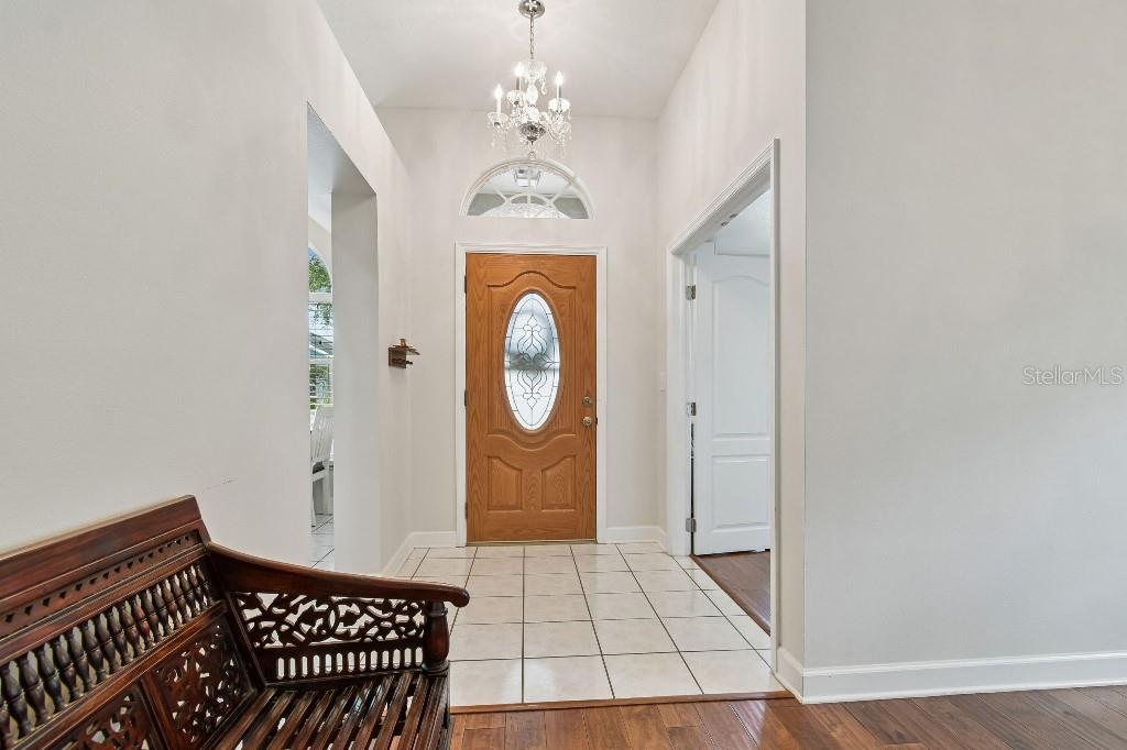 Listing photo id 3 for 627 Tuscanny Street