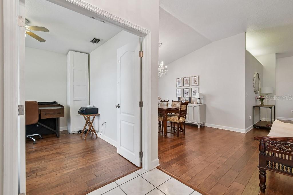 Listing photo id 4 for 627 Tuscanny Street