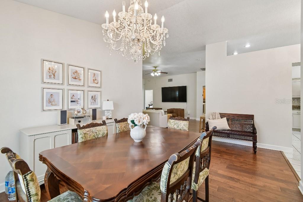 Listing photo id 6 for 627 Tuscanny Street