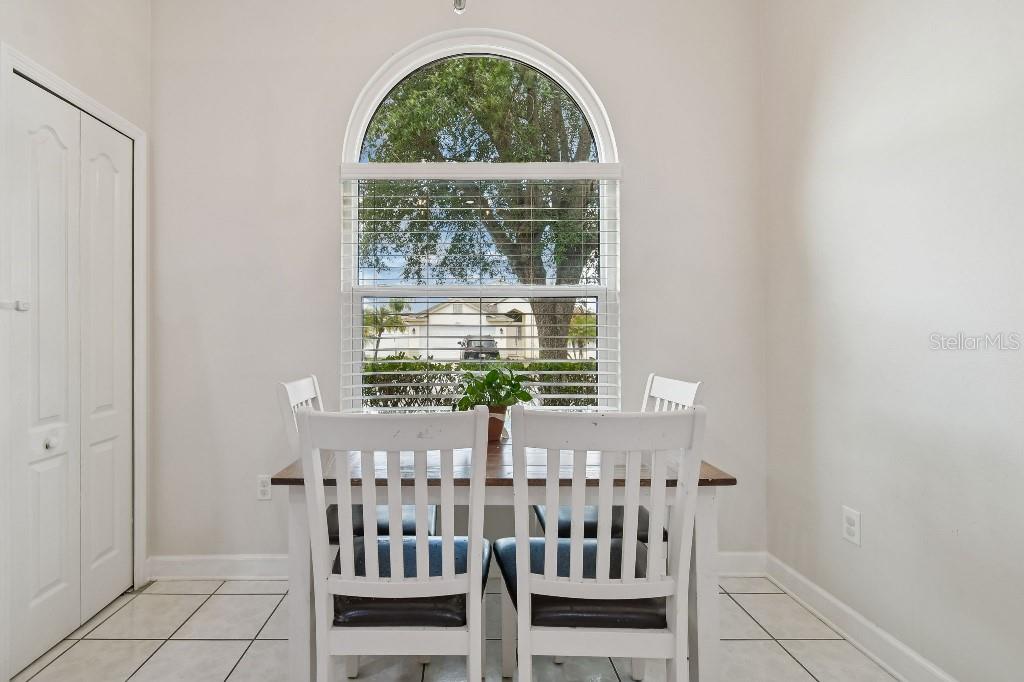 Listing photo id 7 for 627 Tuscanny Street