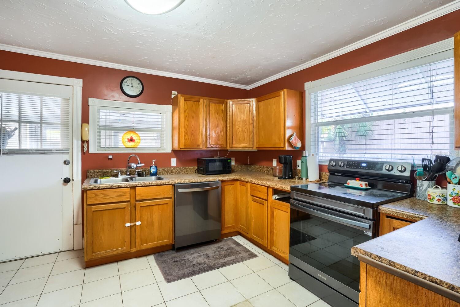 Image 12 of 34 For 2523 10th Avenue W