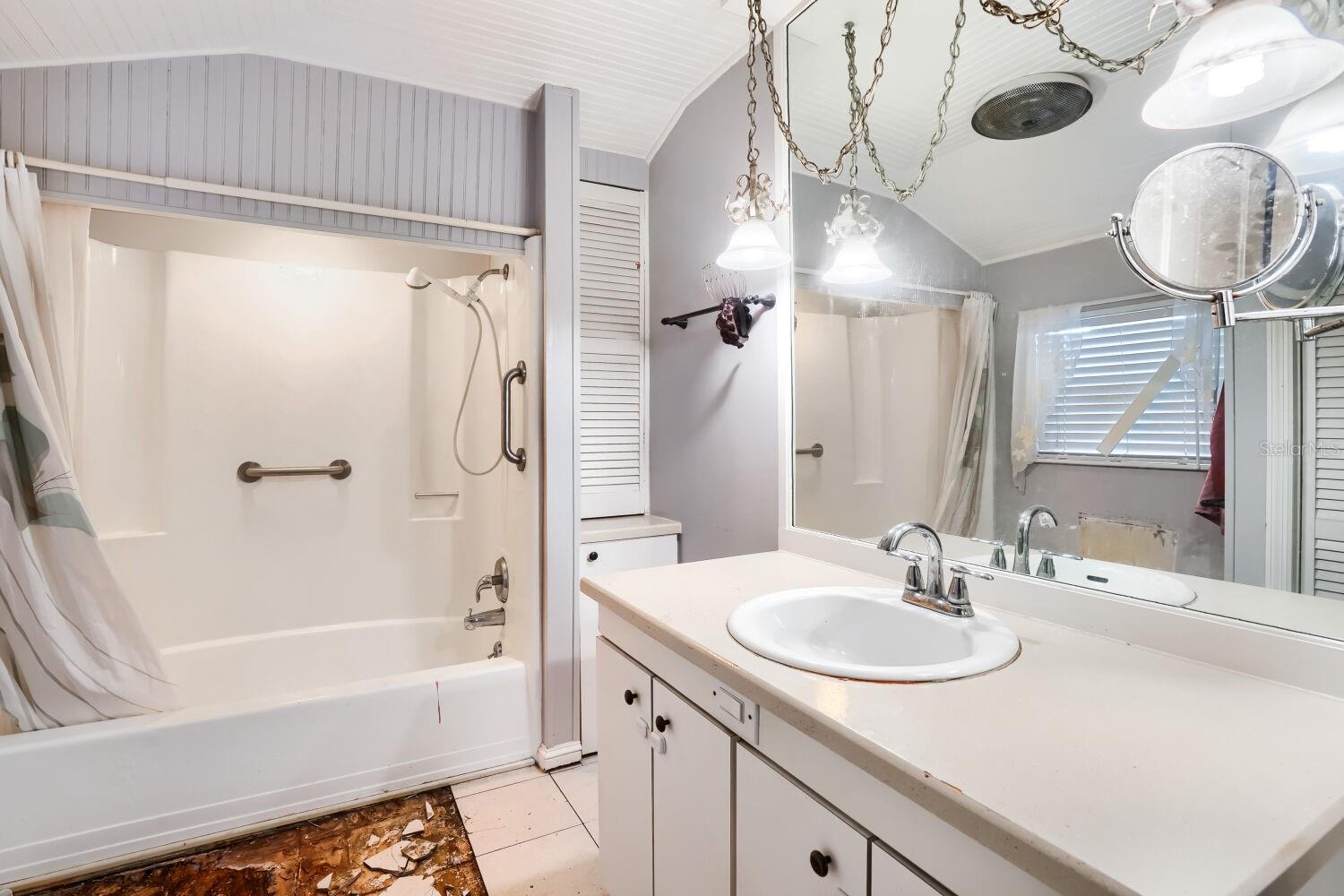 Image 18 of 34 For 2523 10th Avenue W