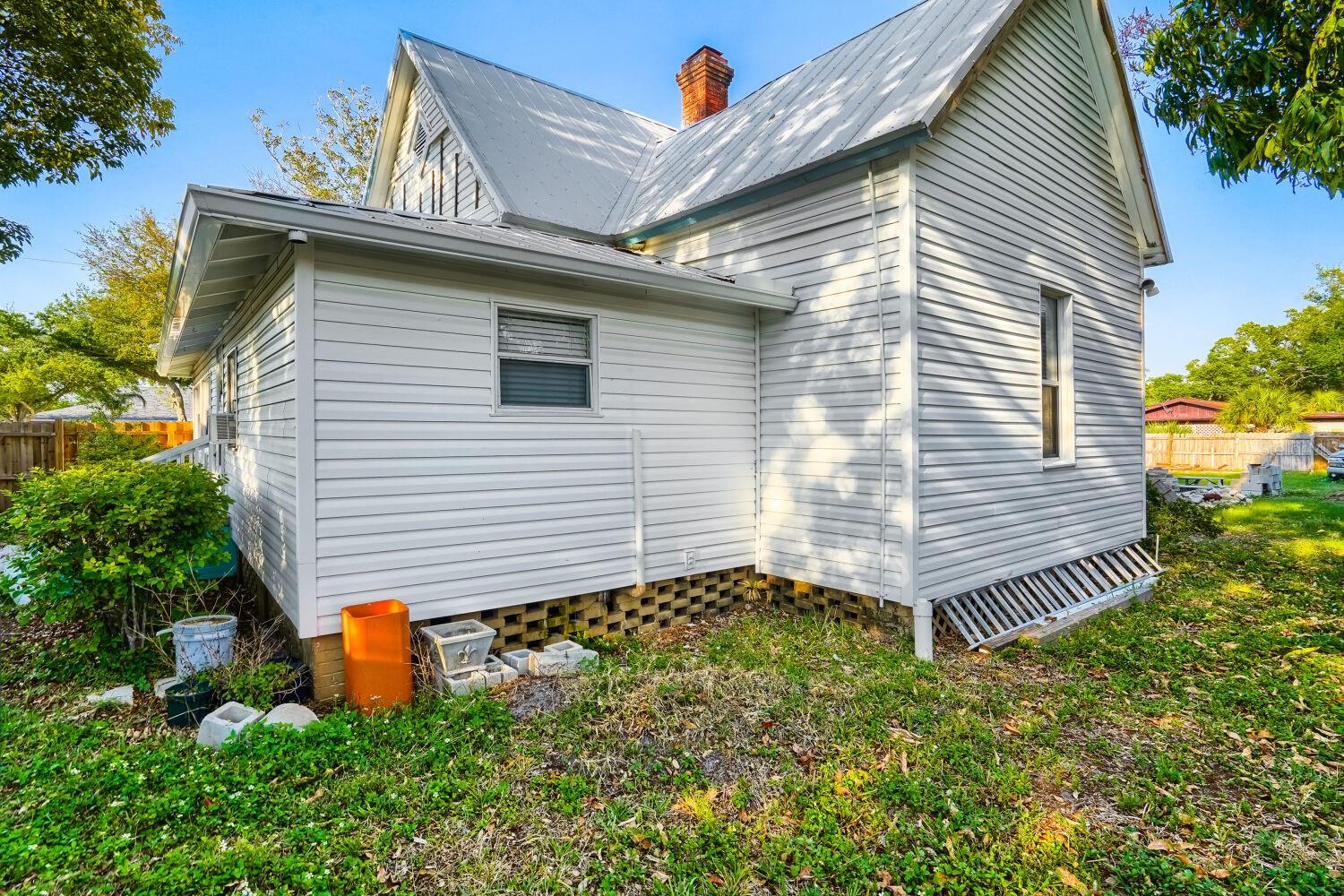 Image 33 of 34 For 2523 10th Avenue W