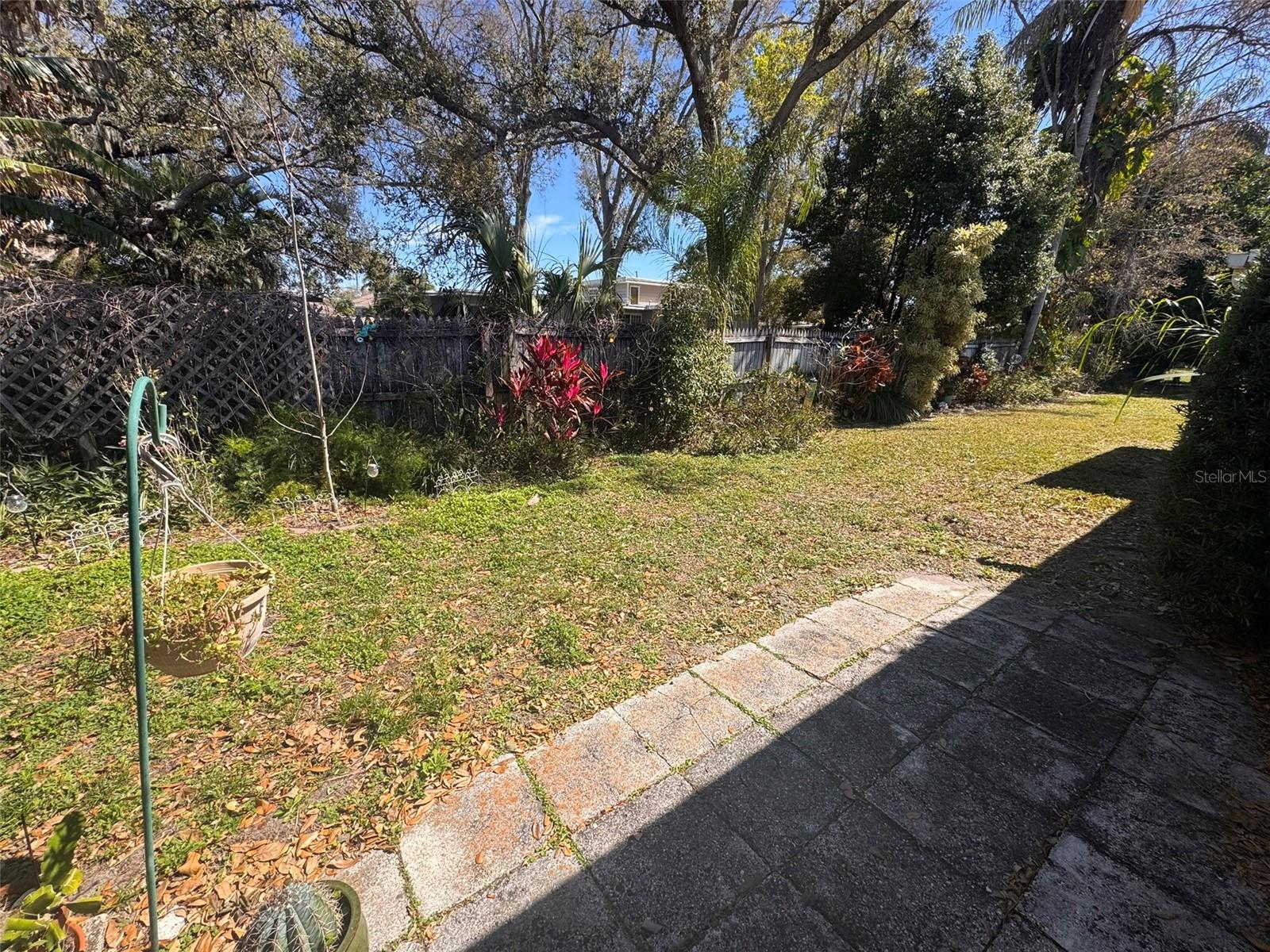 Image 14 of 23 For 843 Cambridge Court 843