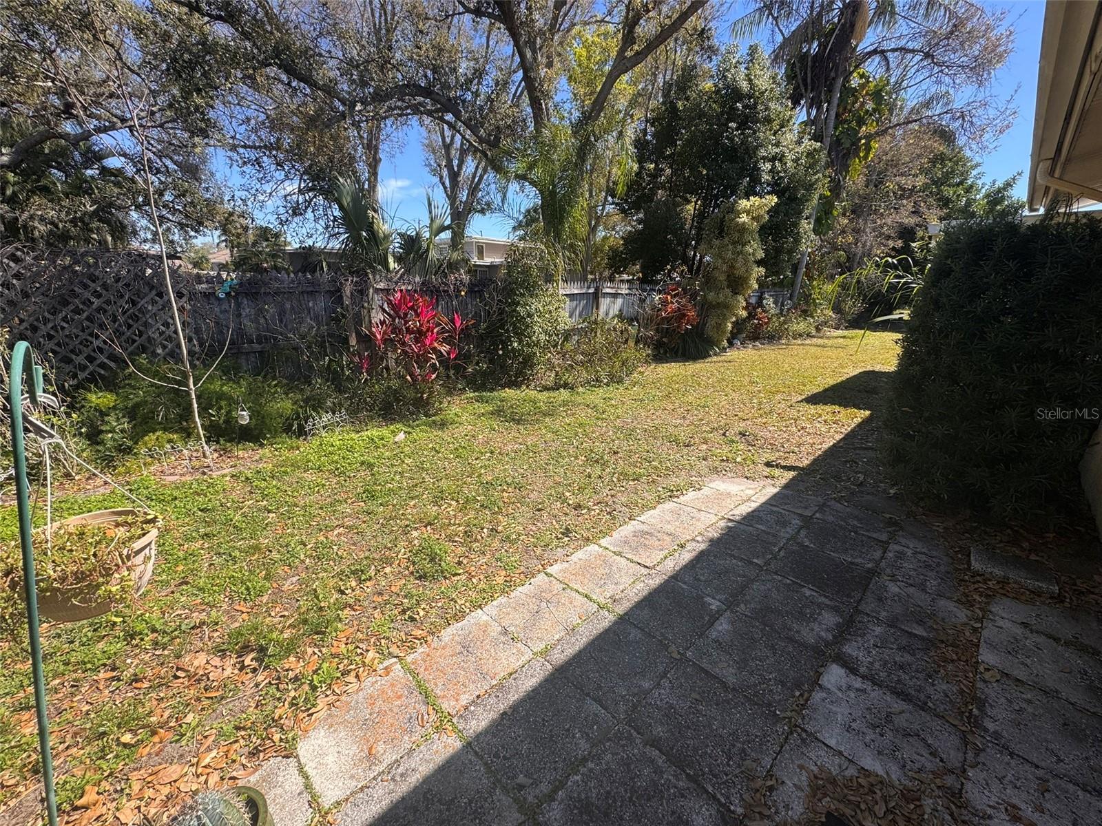 Image 15 of 23 For 843 Cambridge Court 843