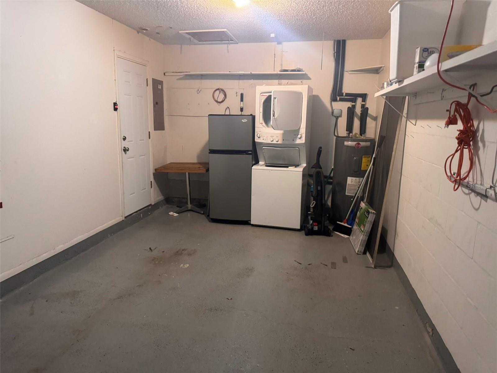 Image 16 of 23 For 843 Cambridge Court 843