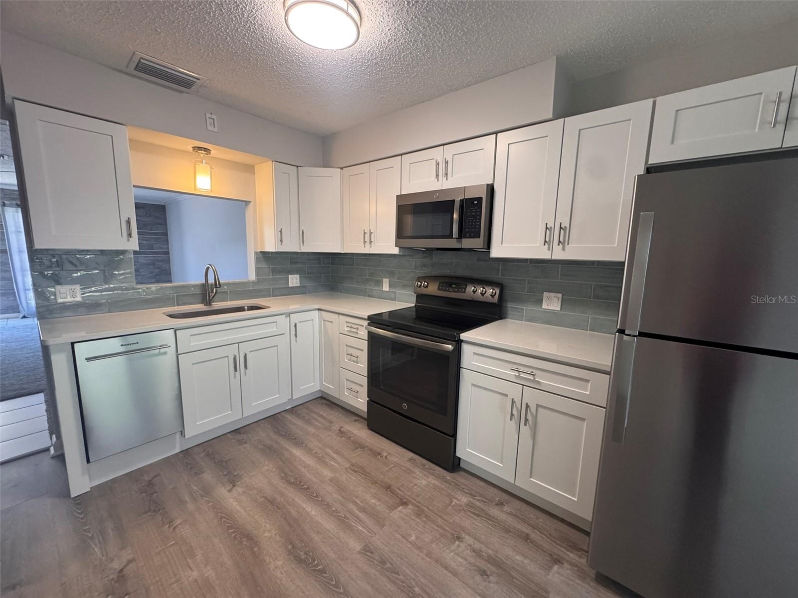 Image 8 of 23 For 843 Cambridge Court 843