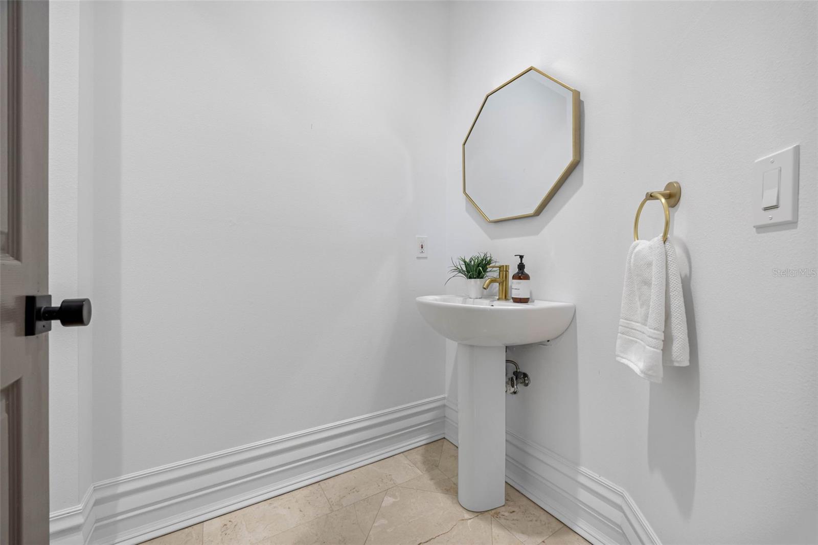 Image 22 of 86 For 6024 Kipps Colony Drive E