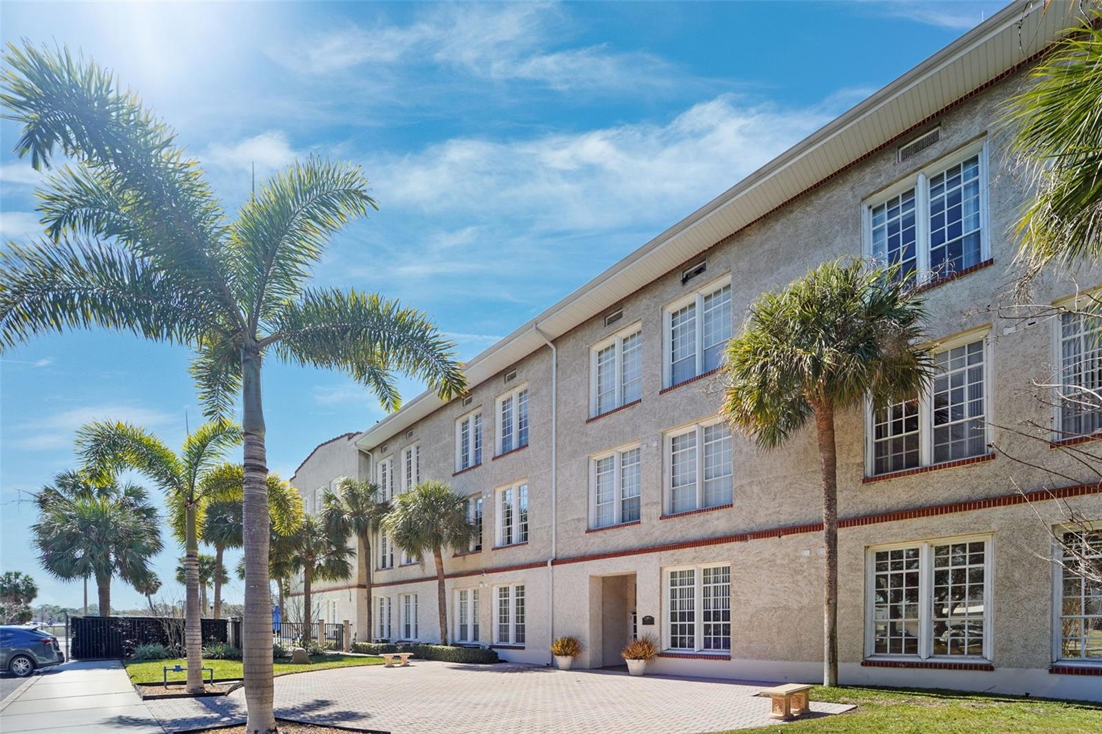 Image 2 of 19 For 701 Mirror Lake Drive N 120