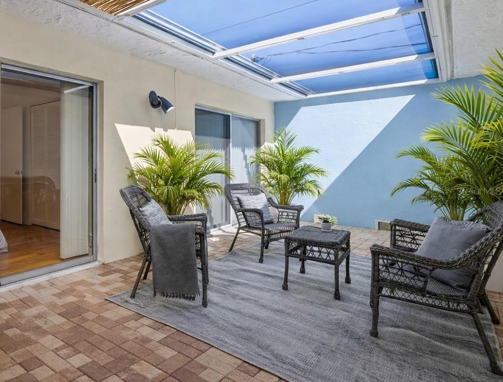 Image 14 of 62 For 10467 Larchmont Place N